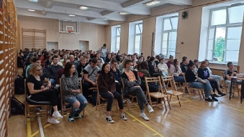 Uczniowie na spotkaniu z właścicielem firmy druk24h