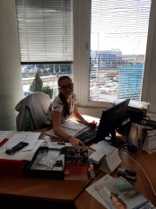 Julia w firmie logistycznej Rhenus Bułgaria podczas uzupełniania bazy danych klientów firmy.