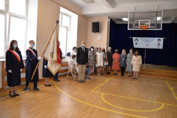 Kadra pedagogiczna i poczet sztandarowy