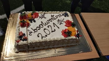 Na koniec pyszny tort dla absolwentów