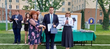 najlepszy uczeń szkoły Daniel Górski  uhonorowany statuetką