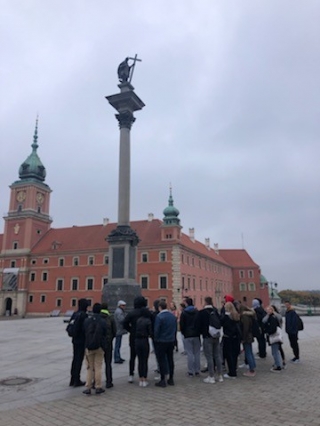 Uczniowie stoją przed Kolumną Zygmunta