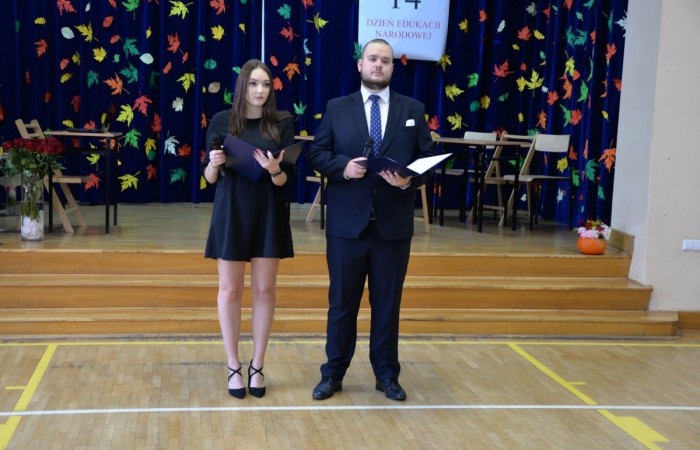 Dwoje uczniów prowadzących uroczystość