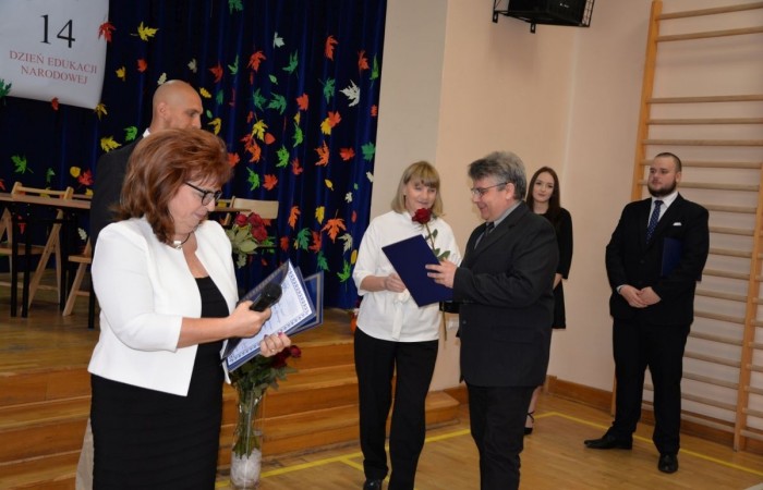 Dyrekcja wręcza nauczycielowi pamiątkowy dyplom